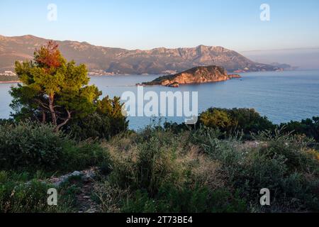 Insel Sveti Nikola im Abendlicht von Fort Mogren, Budva, Montenegro Stockfoto