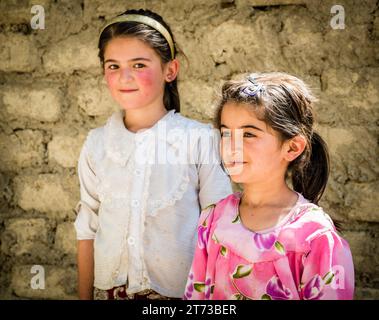 26. August 2016, Dorf Margib, Porträt zweier einheimischer Mädchen in einem kleinen Dorf im Yaghnob-Tal in Tadschikistan Stockfoto