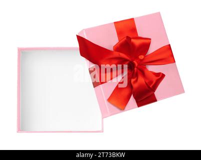 Rosafarbene offene Geschenkbox mit roter Schleife und Band isoliert auf weiß Stockfoto