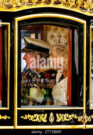 König Karl III. Und Königin Camilla verließen das Parlament im Diamond Jubilee State Coach nach seiner ersten Rede des Königs bei seiner ersten Staatsfeier. Stockfoto