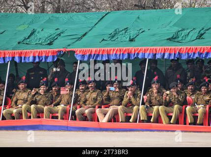 Srinagar, Indien. November 2023. 9. November 2023, Srinagar Kashmir, Indien: Soldaten der indischen Grenzschutzkräfte (BSF) beobachten eine außergerichtliche Parade in Humhama, am Stadtrand von Srinagar. Insgesamt 599 Rekruten wurden offiziell in die BSF, eine indische paramilitärische Truppe, aufgenommen, nachdem sie 44 Wochen Training in körperlicher Fitness, Waffenhandhabung, Kommandooperationen und Aufstandsbekämpfung absolviert hatten, sagte ein Sprecher der BSF. Am 9. November 2023 In Srinagar Kaschmir, Indien. (Foto von Firdous Nazir/Eyepix Group/SIPA USA) Credit: SIPA USA/Alamy Live News Stockfoto