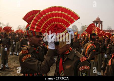 Srinagar, Indien. November 2023. 9. November 2023, Srinagar Kashmir, Indien: Ein neuer Rekrut der Indian Border Security Force (BSF) korrigiert den Turban seines Kollegen während einer Ohnmacht-Parade in Humhama, am Stadtrand von Srinagar. Insgesamt 599 Rekruten wurden offiziell in die BSF, eine indische paramilitärische Truppe, aufgenommen, nachdem sie 44 Wochen Training in körperlicher Fitness, Waffenhandhabung, Kommandooperationen und Aufstandsbekämpfung absolviert hatten, sagte ein Sprecher der BSF. Am 9. November 2023 In Srinagar Kaschmir, Indien. (Foto von Firdous Nazir/Eyepix Group/SIPA USA) Credit: SIPA USA/Alamy Live News Stockfoto