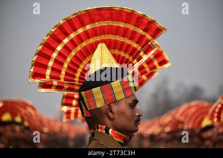 9. November 2023, Srinagar Kashmir, Indien: Neue Rekruten der Indian Border Security Force (BSF) nehmen an einer Ausscheidungsparade in Humhama am Stadtrand von Srinagar Teil. Insgesamt 599 Rekruten wurden offiziell in die BSF, eine indische paramilitärische Truppe, aufgenommen, nachdem sie 44 Wochen Training in körperlicher Fitness, Waffenhandhabung, Kommandooperationen und Aufstandsbekämpfung absolviert hatten, sagte ein Sprecher der BSF. Am 9. November 2023 In Srinagar Kaschmir, Indien. (Foto: Firdous Nazir/Eyepix Group/SIPA USA) Stockfoto