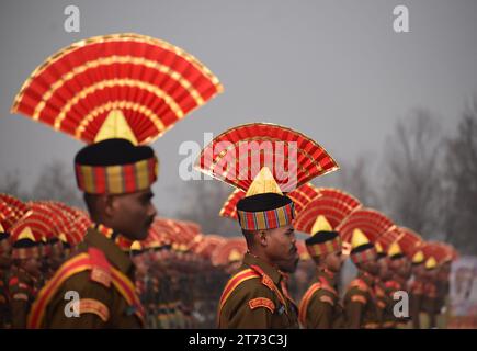 9. November 2023, Srinagar Kashmir, Indien: Neue Rekruten der Indian Border Security Force (BSF) nehmen an einer Ausscheidungsparade in Humhama am Stadtrand von Srinagar Teil. Insgesamt 599 Rekruten wurden offiziell in die BSF, eine indische paramilitärische Truppe, aufgenommen, nachdem sie 44 Wochen Training in körperlicher Fitness, Waffenhandhabung, Kommandooperationen und Aufstandsbekämpfung absolviert hatten, sagte ein Sprecher der BSF. Am 9. November 2023 In Srinagar Kaschmir, Indien. (Foto: Firdous Nazir/Eyepix Group/SIPA USA) Stockfoto