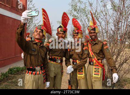 9. November 2023, Srinagar Kashmir, Indien: Neue Rekruten der Indian Border Security Force (BSF) machen Selfie-Bilder nach der Teilnahme an der Ausscheidungsparade in Humhama, am Stadtrand von Srinagar. Insgesamt 599 Rekruten wurden offiziell in die BSF, eine indische paramilitärische Truppe, aufgenommen, nachdem sie 44 Wochen Training in körperlicher Fitness, Waffenhandhabung, Kommandooperationen und Aufstandsbekämpfung absolviert hatten, sagte ein Sprecher der BSF. Am 9. November 2023 In Srinagar Kaschmir, Indien. (Foto: Firdous Nazir/Eyepix Group/SIPA USA) Stockfoto