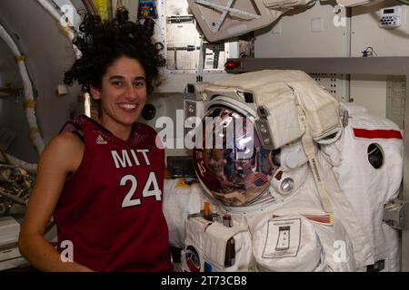 ISS - 3. November 2023 - NASA-Astronaut und Expedition 70 Flugingenieur Jasmin Moghbeli posiert mit einem Raumanzug in der Internationalen Raumstation Stockfoto