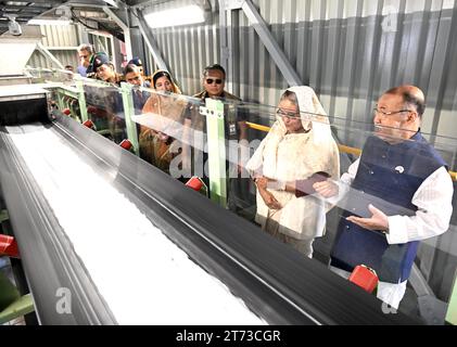 (231113) -- NARSINGDI, 13. November 2023 (Xinhua) -- Bangladeschischer Premierminister Scheich Hasina (2. R) besucht das Ghorashal-Polash Urea Fertilizer Project in Narsingdi, Bangladesch, 12. November 2023. Bangladeshi Premierminister Sheikh Hasina hat die größte und erste grüne Düngemittelfabrik des südasiatischen Landes eröffnet, da die Bauarbeiten des Ghorashal-Polash Urea Düngeprojekts abgeschlossen sind. Der Bau des Projekts begann 2020 und die China National Chemical Engineering & Construction Corporation Seven Ltd (CC7) in Zusammenarbeit mit seinem japanischen Partner Mitsubishi Heavy in Stockfoto