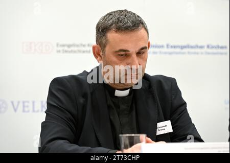 Pressekonferenz zur Jahrestagung der Synode der Evangelischen Kirche in Deutschland EKD. Im Foto vom 13.11.2023: Pfarrer Alexander Oleksandr Gross aus Odessa, Ukraine. Die Deutsche Evangelisch-Lutherische Kirche in der Ukraine DELKU befindet sich nach den Worten ihres Pfarrers Oleksandr Gross in einer tiefen Krise . Seit 2014 sei diese Krise Dauerzustand, sagte Gross am Montag vor der Generalsynode der Vereinigten Evangelisch-Lutherischen Kirche Deutschlands VELKD in Ulm. Damals habe man wegen der russischen Aggression Gemeinden in den besetzten Gebieten verloren - auf der Krim, im Donbass Stockfoto