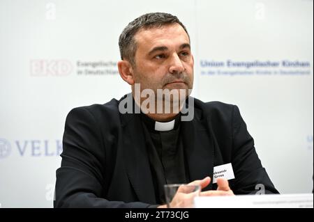 Pressekonferenz zur Jahrestagung der Synode der Evangelischen Kirche in Deutschland EKD. Im Foto vom 13.11.2023: Pfarrer Alexander Oleksandr Gross aus Odessa, Ukraine. Die Deutsche Evangelisch-Lutherische Kirche in der Ukraine DELKU befindet sich nach den Worten ihres Pfarrers Oleksandr Gross in einer tiefen Krise . Seit 2014 sei diese Krise Dauerzustand, sagte Gross am Montag vor der Generalsynode der Vereinigten Evangelisch-Lutherischen Kirche Deutschlands VELKD in Ulm. Damals habe man wegen der russischen Aggression Gemeinden in den besetzten Gebieten verloren - auf der Krim, im Donbass Stockfoto