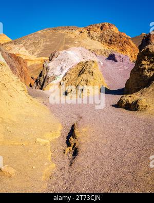 Wanderweg durch die vulkanischen Ablagerungen von Artists Palete im Death Vallley National Park in Kalifornien Stockfoto