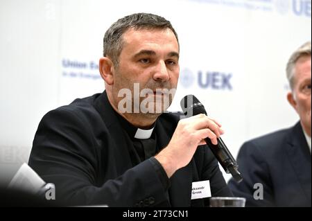 Pressekonferenz zur Jahrestagung der Synode der Evangelischen Kirche in Deutschland EKD. Im Foto vom 13.11.2023: Pfarrer Alexander Oleksandr Gross aus Odessa, Ukraine. Die Deutsche Evangelisch-Lutherische Kirche in der Ukraine DELKU befindet sich nach den Worten ihres Pfarrers Oleksandr Gross in einer tiefen Krise . Seit 2014 sei diese Krise Dauerzustand, sagte Gross am Montag vor der Generalsynode der Vereinigten Evangelisch-Lutherischen Kirche Deutschlands VELKD in Ulm. Damals habe man wegen der russischen Aggression Gemeinden in den besetzten Gebieten verloren - auf der Krim, im Donbass Stockfoto