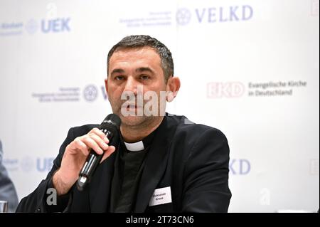 Pressekonferenz zur Jahrestagung der Synode der Evangelischen Kirche in Deutschland EKD. Im Foto vom 13.11.2023: Pfarrer Alexander Oleksandr Gross aus Odessa, Ukraine. Die Deutsche Evangelisch-Lutherische Kirche in der Ukraine DELKU befindet sich nach den Worten ihres Pfarrers Oleksandr Gross in einer tiefen Krise . Seit 2014 sei diese Krise Dauerzustand, sagte Gross am Montag vor der Generalsynode der Vereinigten Evangelisch-Lutherischen Kirche Deutschlands VELKD in Ulm. Damals habe man wegen der russischen Aggression Gemeinden in den besetzten Gebieten verloren - auf der Krim, im Donbass Stockfoto