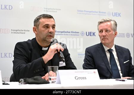 Pressekonferenz zur Jahrestagung der Synode der Evangelischen Kirche in Deutschland EKD. Im Foto vom 13.11.2023: Vlnr. Pfarrer Alexander Oleksandr Gross aus Odessa, Ukraine Matthias Kannengiesser Kannegießer, Richter am Landgericht, Mitglied der 13. Synode der EKD, EV.-luth. Landeskirche Hannover. Die Deutsche Evangelisch-Lutherische Kirche in der Ukraine DELKU befindet sich nach den Worten ihres Pfarrers Oleksandr Gross in einer tiefen Krise . Seit 2014 sei diese Krise Dauerzustand, sagte Gross am Montag vor der Generalsynode der Vereinigten Evangelisch-Lutherischen Kirche Deutschlands VELKD Stockfoto