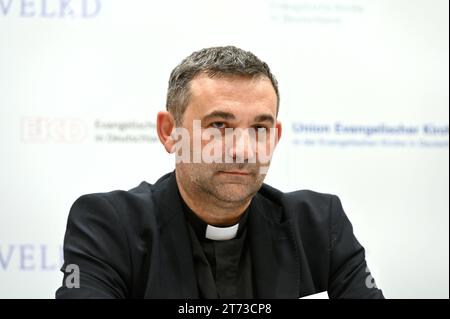 Pressekonferenz zur Jahrestagung der Synode der Evangelischen Kirche in Deutschland EKD. Im Foto vom 13.11.2023: Pfarrer Alexander Oleksandr Gross aus Odessa, Ukraine. Die Deutsche Evangelisch-Lutherische Kirche in der Ukraine DELKU befindet sich nach den Worten ihres Pfarrers Oleksandr Gross in einer tiefen Krise . Seit 2014 sei diese Krise Dauerzustand, sagte Gross am Montag vor der Generalsynode der Vereinigten Evangelisch-Lutherischen Kirche Deutschlands VELKD in Ulm. Damals habe man wegen der russischen Aggression Gemeinden in den besetzten Gebieten verloren - auf der Krim, im Donbass Stockfoto