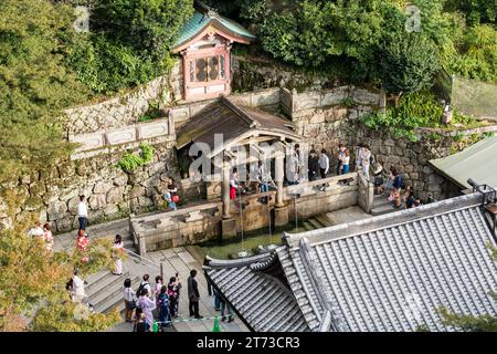 Kiyomizudera Tempel in Kyoto, Japan. Leute, die das Wasser probiert haben. Stockfoto