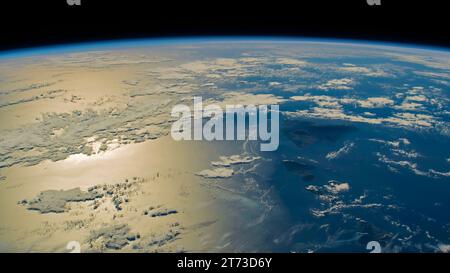 ERDE - 02. November 2023 - die Sonne strahlt auf diesem Foto von der Internationalen Raumstation auf einer Umlaufbahn von 259 km über den Pazifischen Ozean Stockfoto