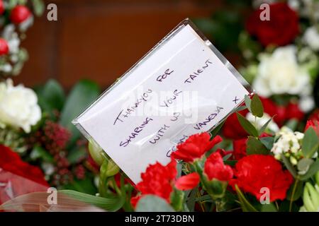 Manchester, Großbritannien. November 2023. Blumen, die von einem Fan nach der Beerdigung von Sir Bobby Charlton gelegt wurden, gingen am Montag, den 13. November 2023 durch Old Trafford, Manchester, England. (Foto: Phil Bryan/Alamy Live News) Stockfoto