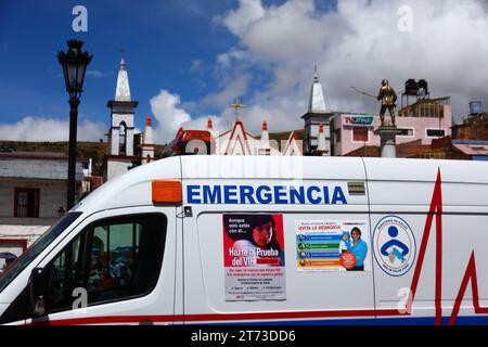 Plakate an der Seite des Krankenwagens, die Menschen ermutigen, AIDS HIV-Tests zu machen und darüber aufzuklären, wie man Lungenentzündung vermeiden kann, Virgen de la Candelaria Sanctuary im Hintergrund, Plaza Pino, Puno, Peru Stockfoto