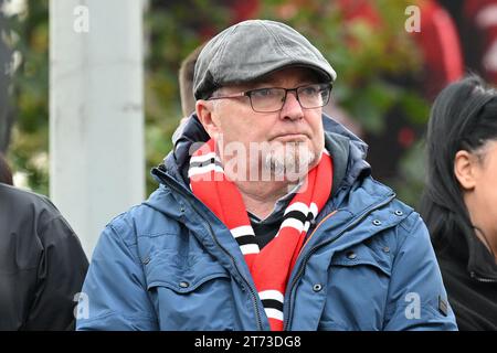 Die Fans beobachten, wie die Beerdigung von Sir Bobby Charlton am Montag, den 13. November 2023, an Old Trafford in Manchester, England vorbeigeht. (Foto: Phil Bryan/Alamy Live News) Stockfoto