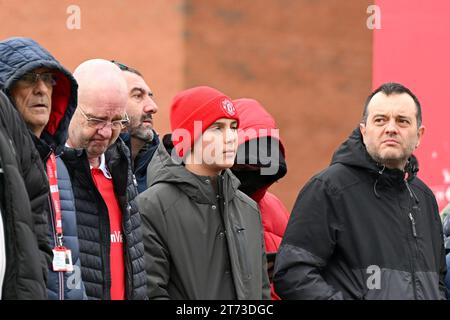 Die Fans beobachten, wie die Beerdigung von Sir Bobby Charlton am Montag, den 13. November 2023, an Old Trafford in Manchester, England vorbeigeht. (Foto: Phil Bryan/Alamy Live News) Stockfoto