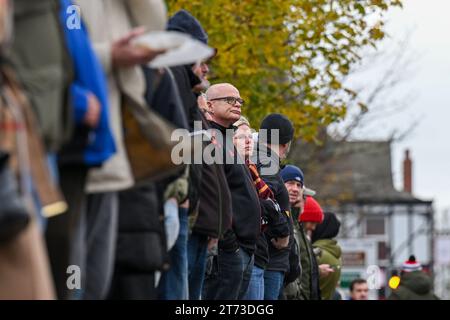 Die Fans beobachten, wie die Beerdigung von Sir Bobby Charlton am Montag, den 13. November 2023, an Old Trafford in Manchester, England vorbeigeht. (Foto: Phil Bryan/Alamy Live News) Stockfoto