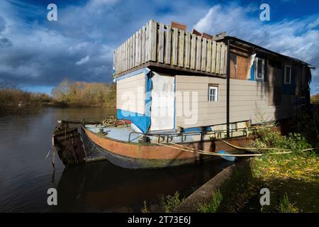 „Ein Spaziergang am Fluss“ - Live-an-Bord von Hausbooten entlang des Flusses, Inbeturing Reading und Thames Valley Business Park Stockfoto