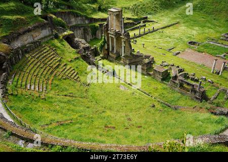 Ruinen des antiken römischen Theaters und der etruskischen Akropolis in Voltera, Italien Stockfoto