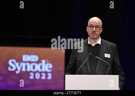 Jahrestagung der Synode der Evangelischen Kirche in Deutschland EKD. Im Foto vom 12.11.2023: Bischof Tobias Bilz, Landesbischof der Evangelisch-Lutherischen Landeskirche Sachsens und Mitglied im Rat der EKD. NUR REDAKTIONELLE VERWENDUNG *** Jahrestagung der Synode der Evangelischen Kirche in Deutschland EKD im Foto vom 12 11 2023 Bischof Tobias Bilz, Bischof der Evangelisch-Lutherischen Kirche Sachsen und Mitglied des Rates der EKD REDAKTIONELLE VERWENDUNG NUR Copyright: epd-bild/HeikexLyding epd-EKD Synode Bilz11 Credit: Imago/Alamy Live News Stockfoto