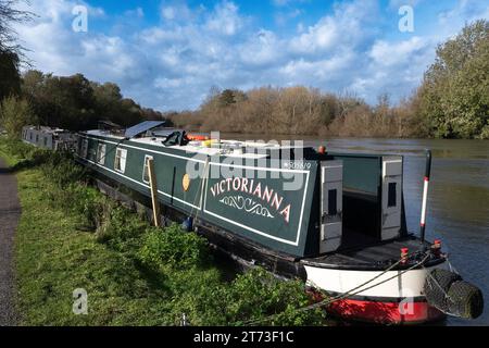 „Ein Spaziergang am Fluss“ - Live-an-Bord von Hausbooten entlang des Flusses, Inbeturing Reading und Thames Valley Business Park Stockfoto
