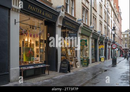 Cecil Court, auch bekannt als Booksellers Row, eine Fußgängerzone mit viktorianischen Ladenfassaden, in der Händler mit Kunst, Antiquitäten, Büchern, Kuriositäten usw. untergebracht sind London Großbritannien Stockfoto