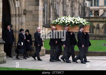 Der Sarg von Sir Bobby Charlton wird nach der Beerdigung von Sarkträgern aus der Kathedrale von Manchester getragen. Sir Bobby Charlton starb im Oktober im Alter von 86 Jahren. Charlton erzielte 249 Tore für Manchester United und half ihnen, drei Meistertitel, einen FA Cup und den Europapokal 1968 zu gewinnen. Auf internationaler Ebene war er Teil der englischen Mannschaft, die 1966 die Weltmeisterschaft gewann. Bilddatum: Montag, 13. November 2023. Stockfoto