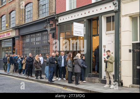 Leute stehen mittags an, um Essen zum Mitnehmen im Restaurant Kastner & Ovens in der Floral Street, Covent Garden, London, England, Großbritannien zu kaufen Stockfoto