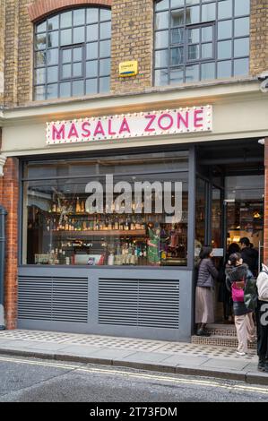 Menschen, die Masala Zone betreten, ein indisches Restaurant in der Floral Street, Covent Garden, London, England, Großbritannien Stockfoto