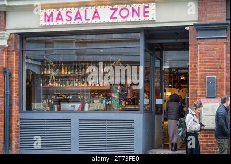 Menschen, die Masala Zone betreten, ein indisches Restaurant in der Floral Street, Covent Garden, London, England, Großbritannien Stockfoto