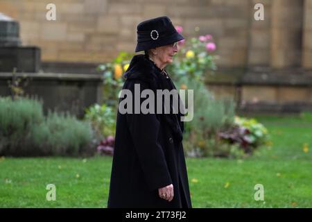 Norma Ball (links), Ehefrau von Sir Bobby Charlton, verlässt die Kathedrale von Manchester nach der Beerdigung. Sir Bobby Charlton starb im Oktober im Alter von 86 Jahren. Charlton erzielte 249 Tore für Manchester United und half ihnen, drei Meistertitel, einen FA Cup und den Europapokal 1968 zu gewinnen. Auf internationaler Ebene war er Teil der englischen Mannschaft, die 1966 die Weltmeisterschaft gewann. Bilddatum: Montag, 13. November 2023. Stockfoto