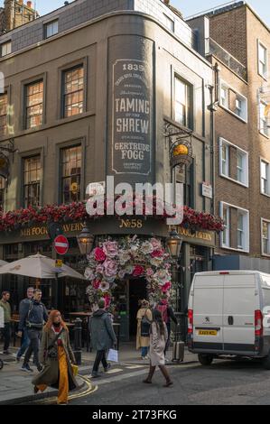 Das Äußere von Mr. Fogg's Tavern, einer Taverne im alten Stil, die sich um den Entdecker Phileus Fogg dreht. St Martin's Lane, Covent Garden, London, England, Großbritannien Stockfoto