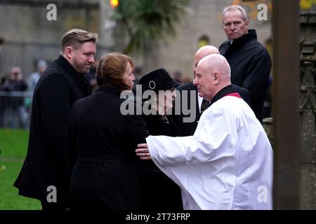 Norma Ball (Mitte), Ehefrau von Sir Bobby Charlton, verlässt die Kathedrale von Manchester nach der Beerdigung. Sir Bobby Charlton starb im Oktober im Alter von 86 Jahren. Charlton erzielte 249 Tore für Manchester United und half ihnen, drei Meistertitel, einen FA Cup und den Europapokal 1968 zu gewinnen. Auf internationaler Ebene war er Teil der englischen Mannschaft, die 1966 die Weltmeisterschaft gewann. Bilddatum: Montag, 13. November 2023. Stockfoto