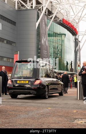 Trauerprozession von Sir Bobby Charlton vor dem Old Trafford Manchester United Football Stadion. Manchester UK. Stockfoto