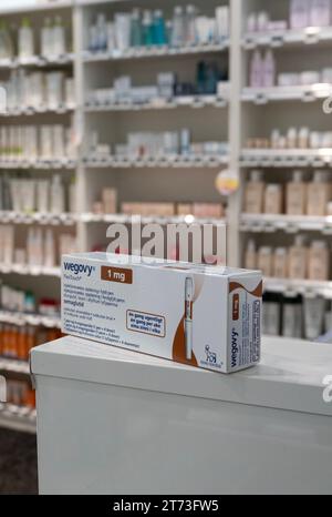 Verpackungsbox Wegovy (Semaglutid) injizierbares verschreibungspflichtiges Medikament, Gewichtsverlust-Medikament von Novo Nordisk AS. Regale im Apothekengeschäft im Hintergrund. Stockfoto