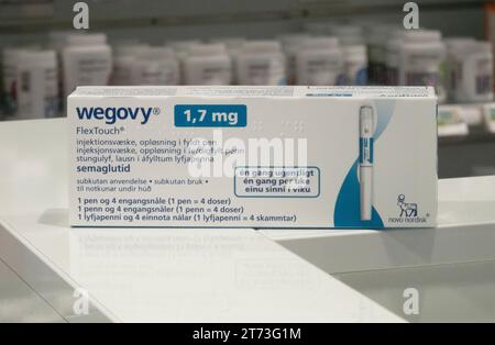 Verpackungsbox Wegovy (Semaglutid) injizierbares verschreibungspflichtiges Medikament, Gewichtsverlust-Medikament von Novo Nordisk AS. Regale im Apothekengeschäft im Hintergrund. Stockfoto