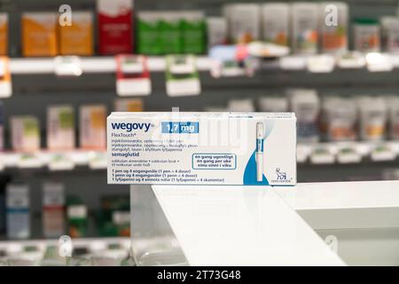 Verpackungsbox Wegovy (Semaglutid) injizierbares verschreibungspflichtiges Medikament, Gewichtsverlust-Medikament von Novo Nordisk AS. Regale im Apothekengeschäft im Hintergrund. Stockfoto