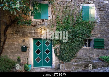 Das charmante kleine Dorf in Kroatien heißt die istrische Toskana mit Steinmauern und schönen Türen und Fenstern. Stockfoto