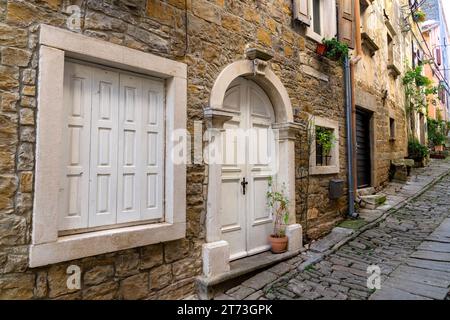 Das charmante kleine Dorf in Kroatien heißt das istrische Toscana mit einer schönen weißen Eingangstür. Stockfoto