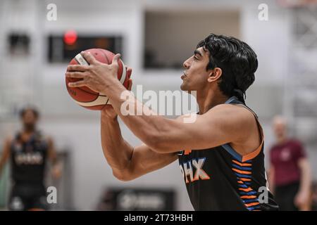 Aaryn Rai von Cheshire Phoenix schießt zwei Punkte während des ...