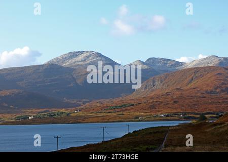 Ein Blick auf die Hügel von North Harris jenseits von Loch Seaforth von der A859 Road auf der Isle of Harris, Outer Hebrides, Schottland. Stockfoto