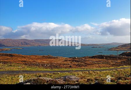 Ein Blick auf Loch Ceann Dibig und Loch an Tairbeairt von der Golden Road in der Nähe von Meavag an der Ostküste der Isle of Harris, Äußere Hebriden, Schottland. Stockfoto