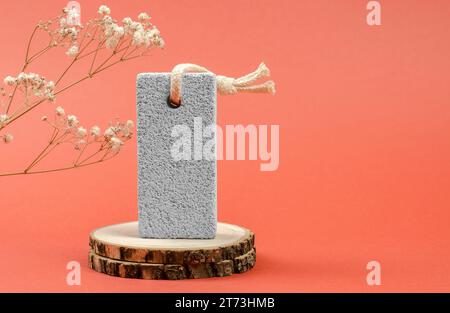 Bimsfuß für Füße auf einem hölzernen Podium. Fusspflegekonzept Stockfoto