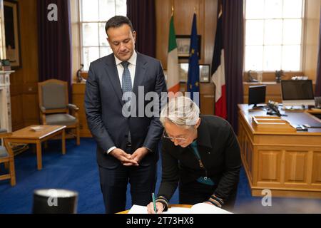 Die französische Premierministerin Elisabeth Born unterschreibt das Besucherbuch vor dem bilateralen Treffen mit Taoiseach Leo Varadkar in Regierungsgebäuden in Dublin. Bilddatum: Montag, 13. November 2023. Stockfoto