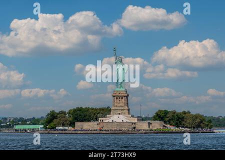 FREIHEITSSTATUE, NEW YORK, USA - 16. SEPTEMBER 2023 Ein landschaftliches Panorama der Freiheitsstatue und Liberty Island voller Touristen an einem sonnigen Tag Stockfoto