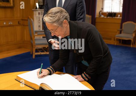 Die französische Premierministerin Elisabeth Born unterschreibt das Besucherbuch vor dem bilateralen Treffen mit Taoiseach Leo Varadkar in Regierungsgebäuden in Dublin. Bilddatum: Montag, 13. November 2023. Stockfoto